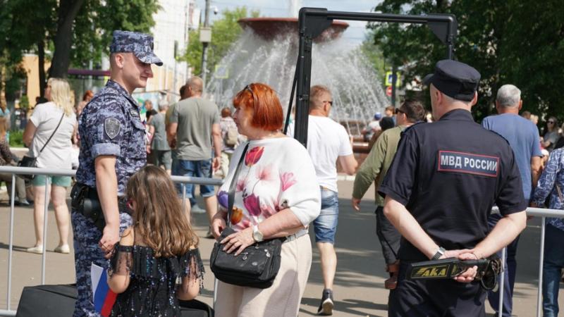 Сотрудники и военнослужащие Росгвардии обеспечили общественный порядок в День России