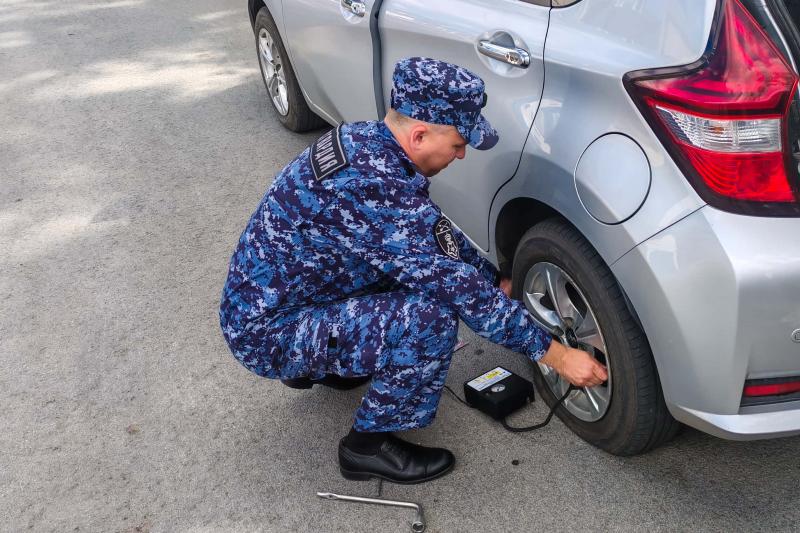 Росгвардейцы в Юрге помогли автоледи со спущенным колесом