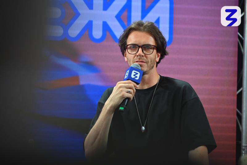 Как сделать правильный выбор профессии, рассказал актер Арсений Попов в День молодежи на площадке Общества «Знание»