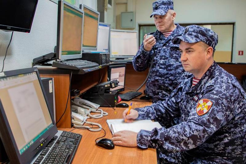 Росгвардейцы защитили горожанина от агрессивного мужчины, угрожавшего ему топором