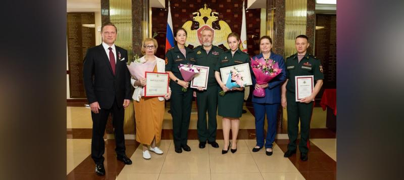 Генерал-полковник Алексей Воробьев вручил награды отличившимся росгвардейцам и представителям институтов гражданского общества