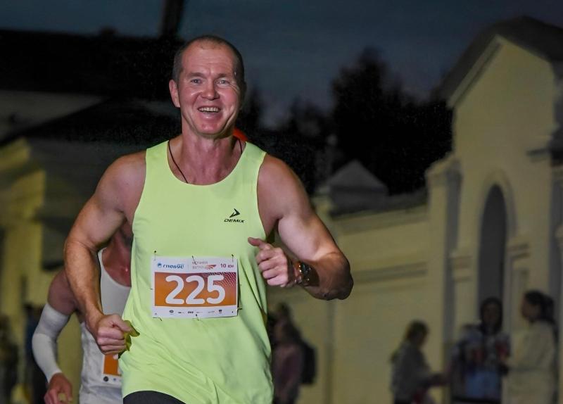 В Кирове ветераны Росгвардии приняли участие в массовом забеге "Ночная Вятка"