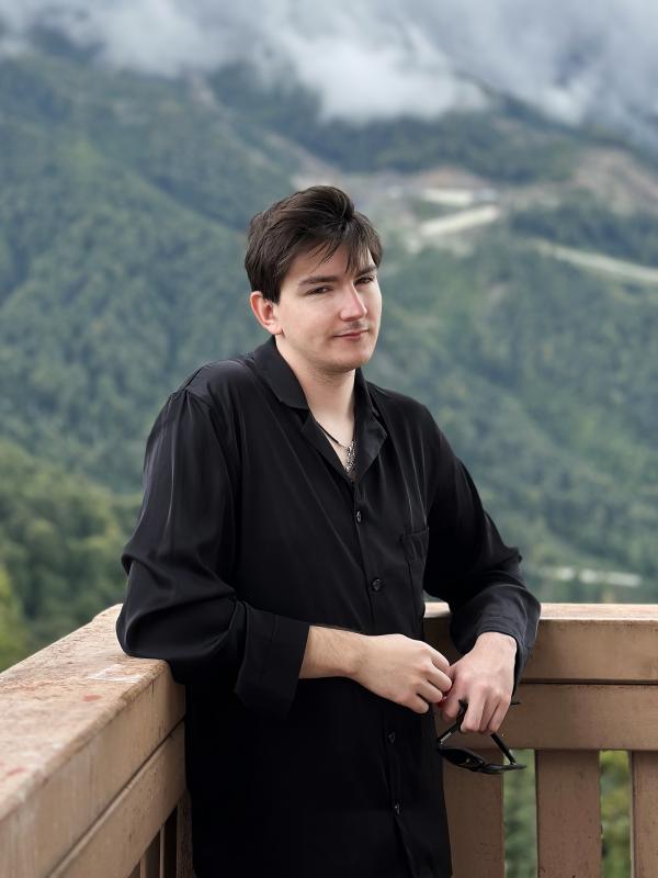 Рискнул на 100 тысяч рублей: инженер из Смоленска купил более 1,7 тысячи лотерейных билетов и выиграл автомобиль от «Национальной Лотереи» и РОЛЬФ на VK Fest