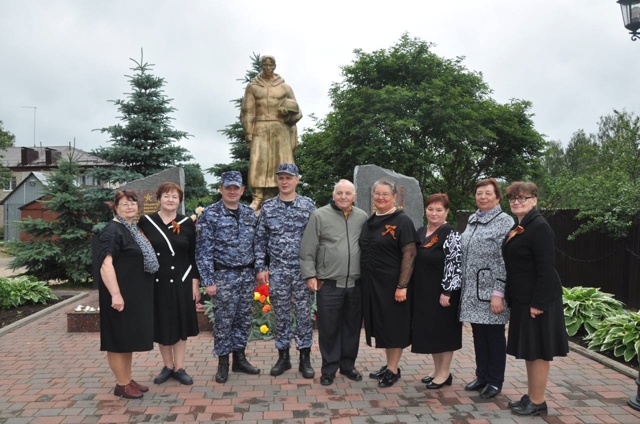 Сотрудники вневедомственной охраны вместе с ветеранами Росгвардии возложили цветы к братской могиле в селе Болычево