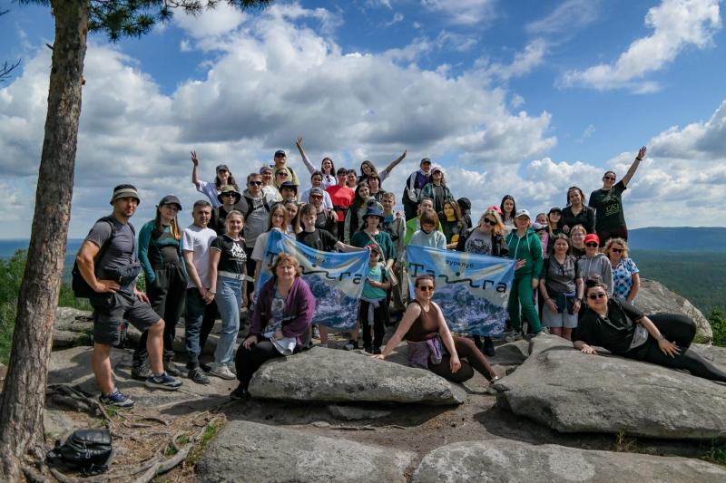 Работники сервисного локомотивного депо «Тюмень» совершили восхождение на одну из самых популярных вершин Южного Урала