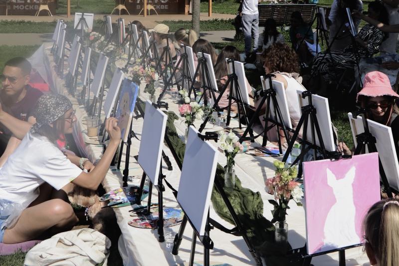 «Лапки в краске и стиль на поводке»: как прошёл арт-пикник SCOBY & MO и проекта «Сделано в Москве»