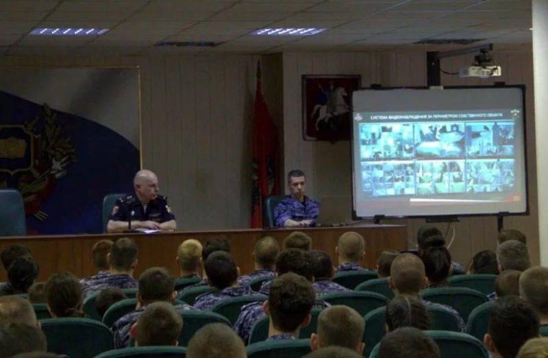 Начальник дежурной службы столичного главка Росгвардии провел встречу со слушателями Центра профподготовки