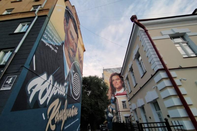 В Новосибирске завершены работы над огромными портретами Кондратюка и Кикиной