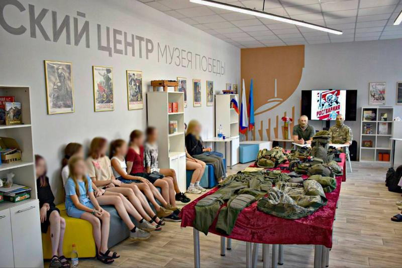 Сотрудники спецподразделения Росгвардии провели урок мужества для активистов отделения "Движение первых" в Луганской народной Республике