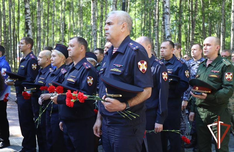 В Югре военнослужащие и сотрудники Росгвардии приняли участие в памятном мероприятии, посвященном 81-й годовщине окончания Ленинградской битвы