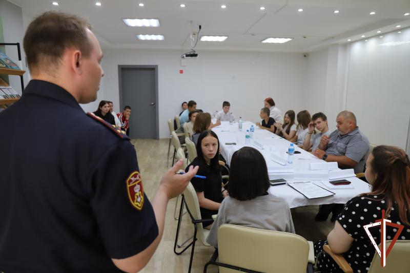 В Югре офицер Росгвардии стал участником круглого стола, посвященного профилактике самовольных уходов несовершеннолетних
