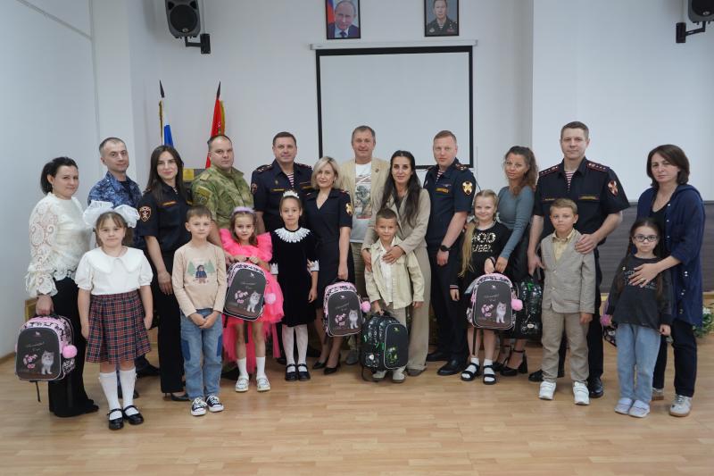 Руководство Главного управления Росгвардии по Московской области подарило школьные рюкзаки детям сотрудников
