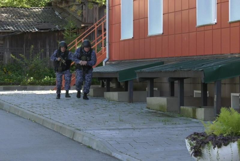 Сотрудники Росгвардии провели тренировки на объектах образования