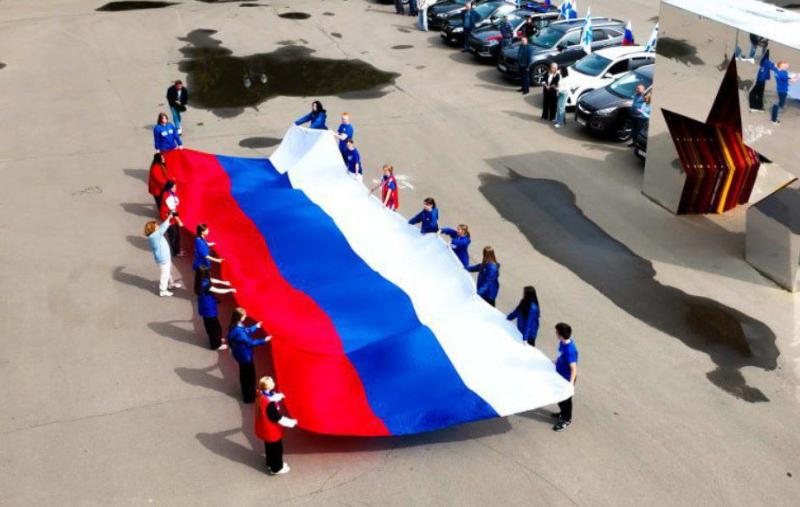 В День Государственного флага РФ сотрудники подмосковного главка Росгвардии приняли участие в масштабном автопробеге