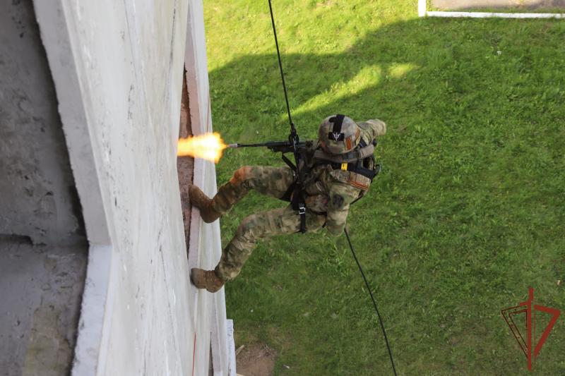 В Сибирском округе Росгвардии завершились квалификационные испытания на право ношения знака отличия полицейского спецназа