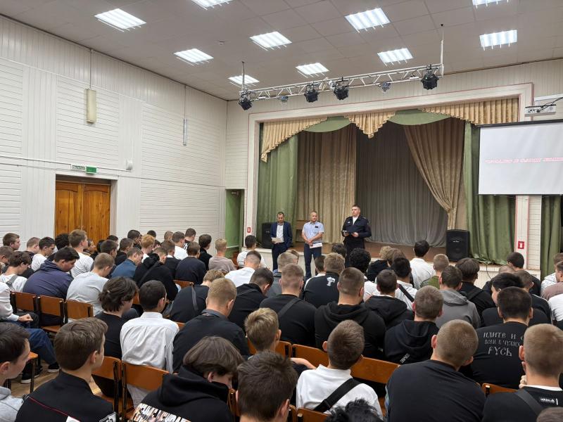 Транспортные полицейские рассказали студентам Грязинского технического колледжа о безопасном поведении на объектах железнодорожного транспорта.