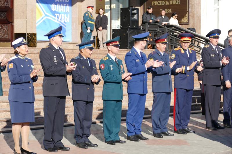 Заместитель начальника Управления Росгвардии по Республике Тыва принял участие в церемонии поднятия государственных флагов