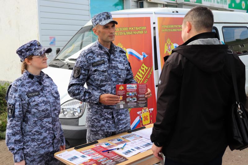 Мобильный пункт Росгвардии провел агитационную работу в поселке Параньга
