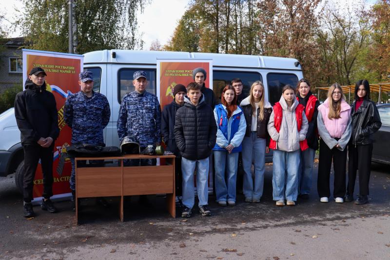 Агитмобиль Росгвардии побывал в Оршанке: жителям поселка рассказали о службе в войсках правопорядка
