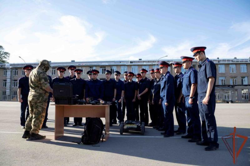 В Луганске росгвардейцы провели встречу с курсантами