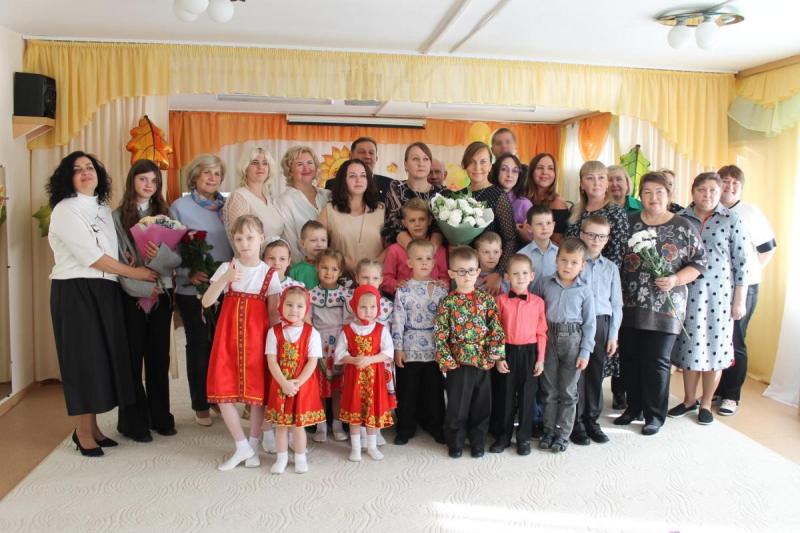 Сотрудники ОМОН «Вятич» поздравили педколлектив подшефного детского дома с Днем учителя