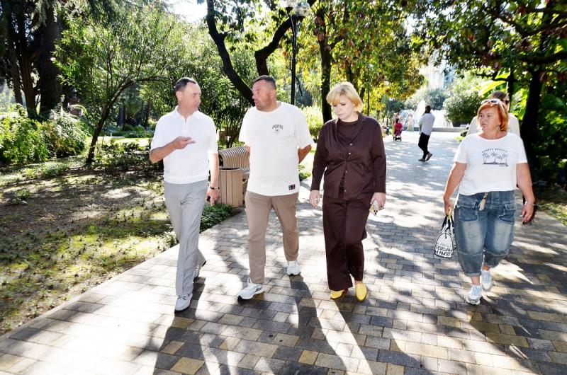 Депутат ЗСК Виктор Тепляков оценил текущее благоустройство Пролетарского сквера в Сочи