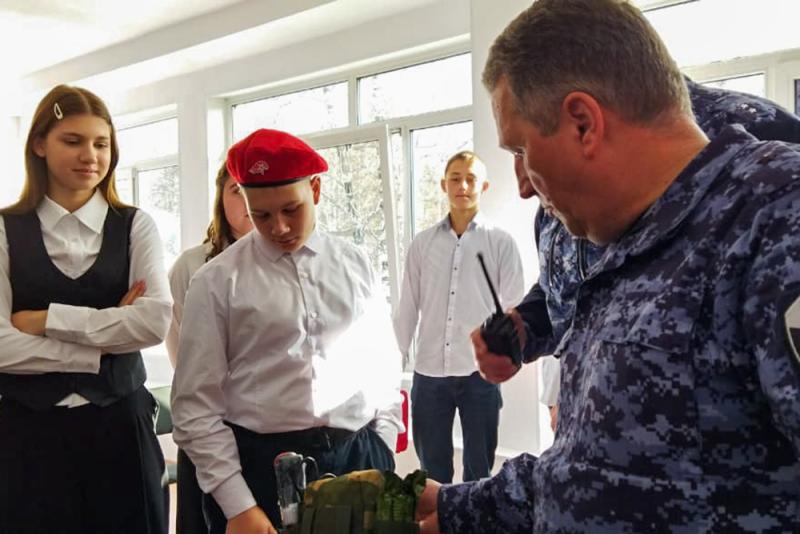 Росгвардейцы провели профориентационную встречу со школьниками в рамках проекта «Классные встречи»