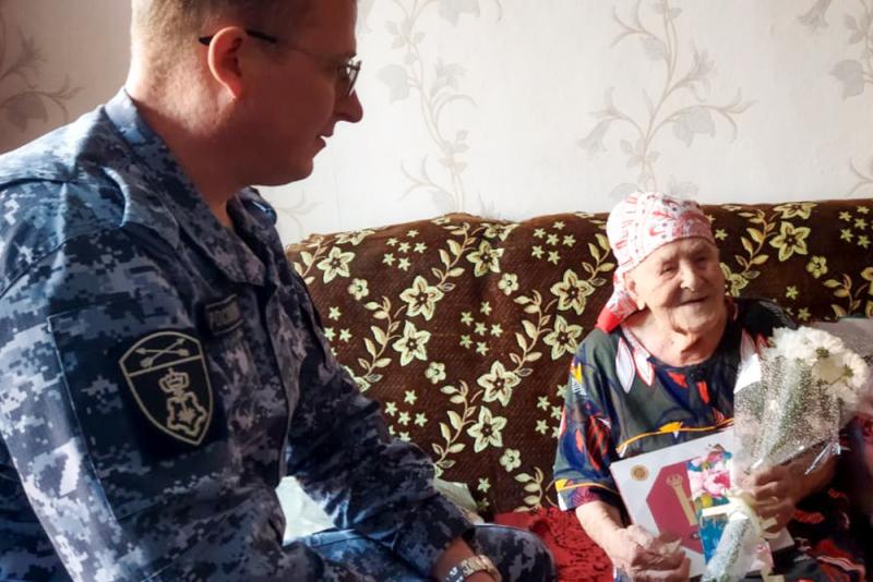 Росгвардейцы поздравили труженицу тыла с 104-летием в Кузбассе