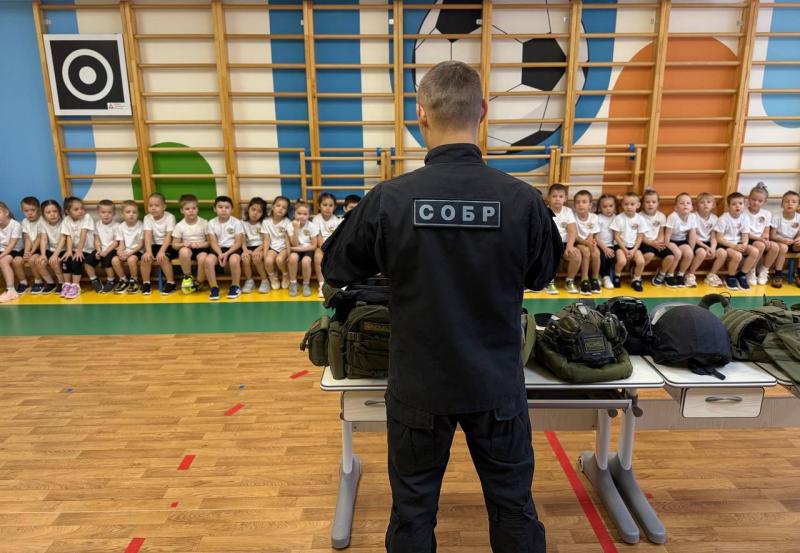 «Сила – в единстве!»: бойцы СОБРа провели урок мужества для юных ямальцев