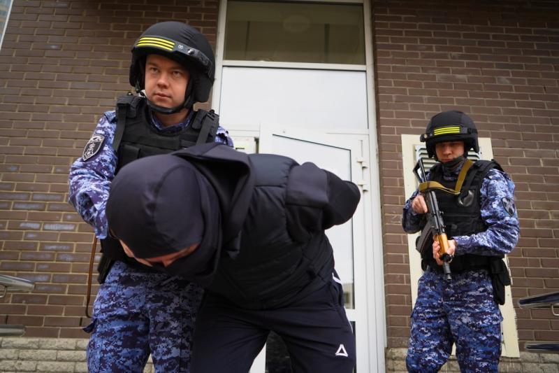 В Подмосковье росгвардейцы отработали тактику действий при проникновении злоумышленников в частные дома и квартиры