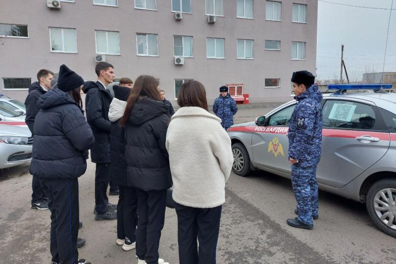 В Нижнекамске сотрудники вневедомственной охраны Росгвардии провели для студентов «День открытых дверей»