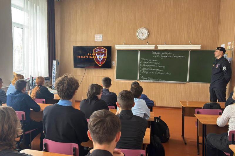 ОМОН «Рубеж» провёл урок мужества для школьников Осинников