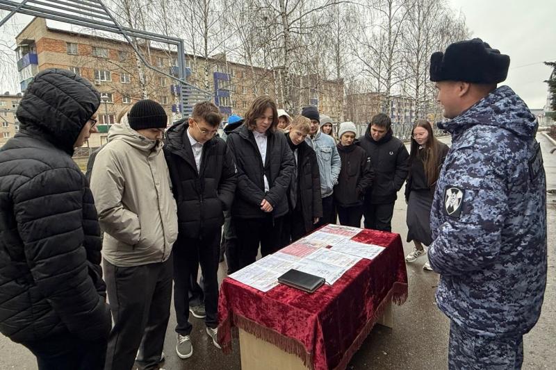 В Менделеевске сотрудники вневедомственной охраны Росгвардии провели профориентационный урок для школьников
