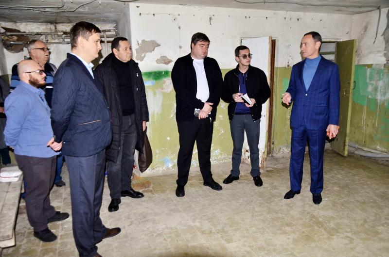 Депутат ЗСК Виктор Тепляков проверил состояние убежищ на улице Гагарина в Сочи