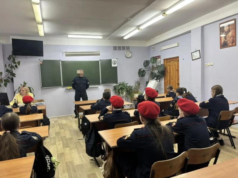 В Саранске офицер Росгвардии провели урок Конституции для кадет