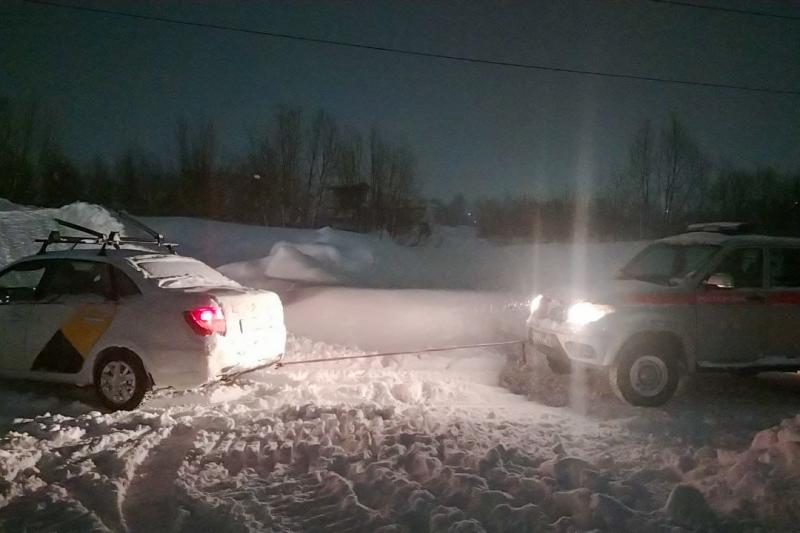 Росгвардейцы помогли таксисту вытащить машину из снега в Кузбассе