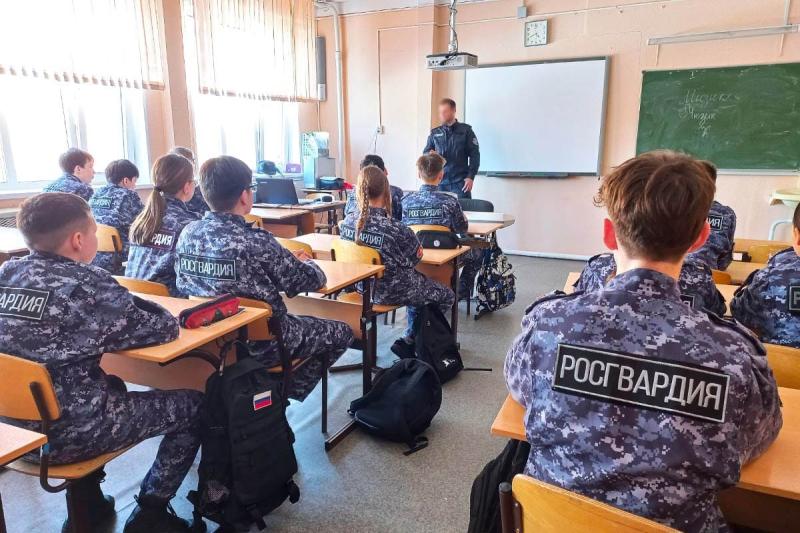 Офицеры Росгвардии встретились с подшефными кадетами в Салехарде