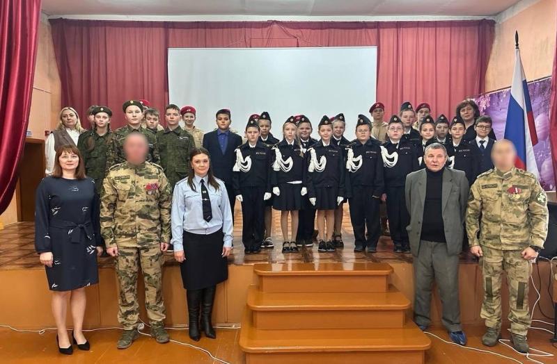 В Мордовии сотрудники спецподразделения Росгвардии провели урок мужества для школьников