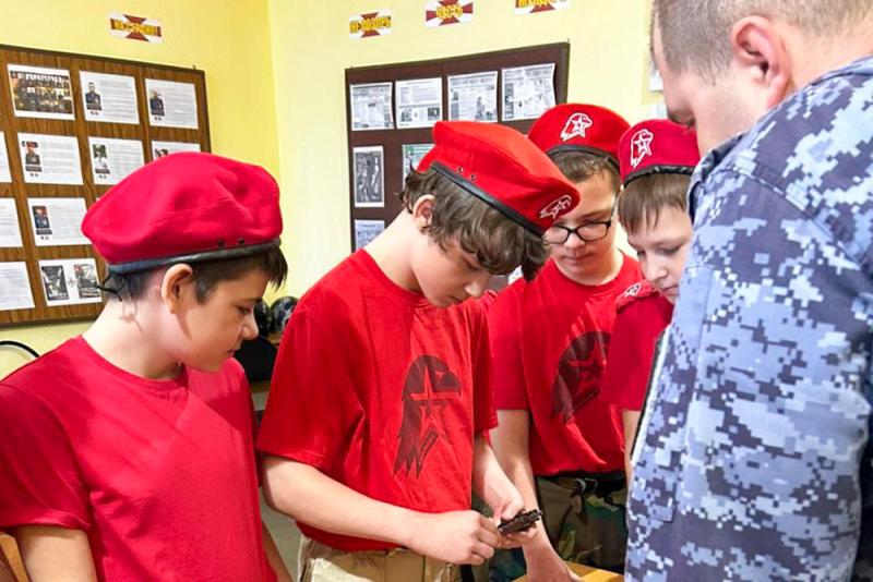 Осинниковские росгвардейцы открыли двери подразделения для юнармейцев