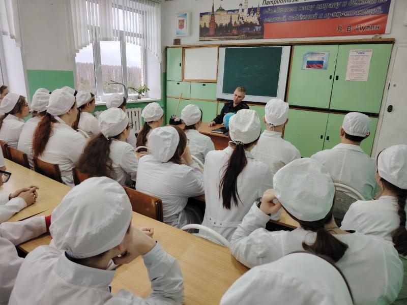 В Темникове офицер Росгвардии рассказал студентам о рисках вербовки и способах защиты от нее