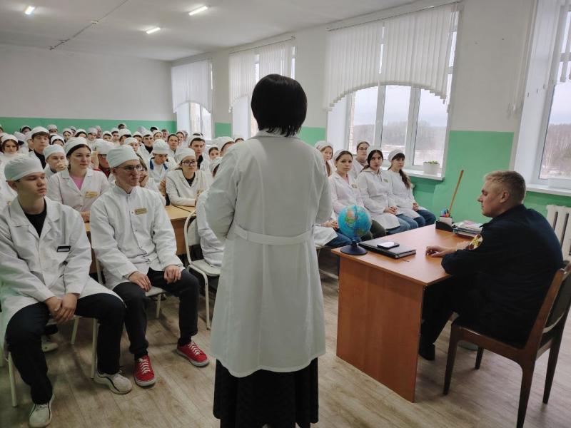 В Темникове офицер Росгвардии рассказал студентам о рисках вербовки и способах защиты от нее