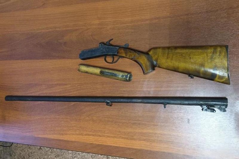 Росгвардейцы поблагодарили молодого охотника за сдачу найденного оружия