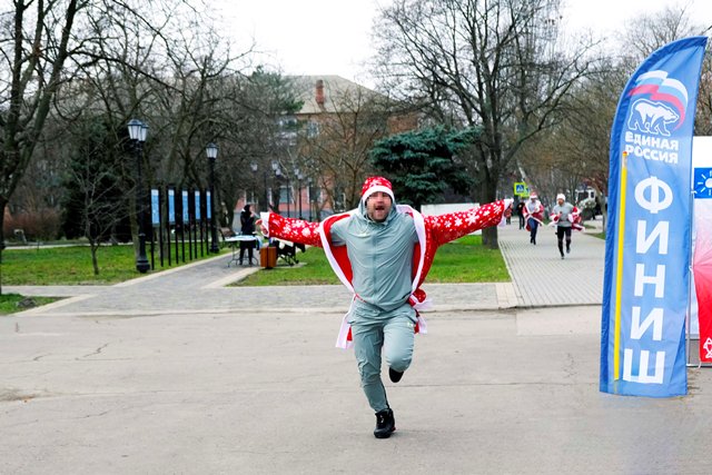 Росгвардейцы поддержали новогодний забег в Херсонской области