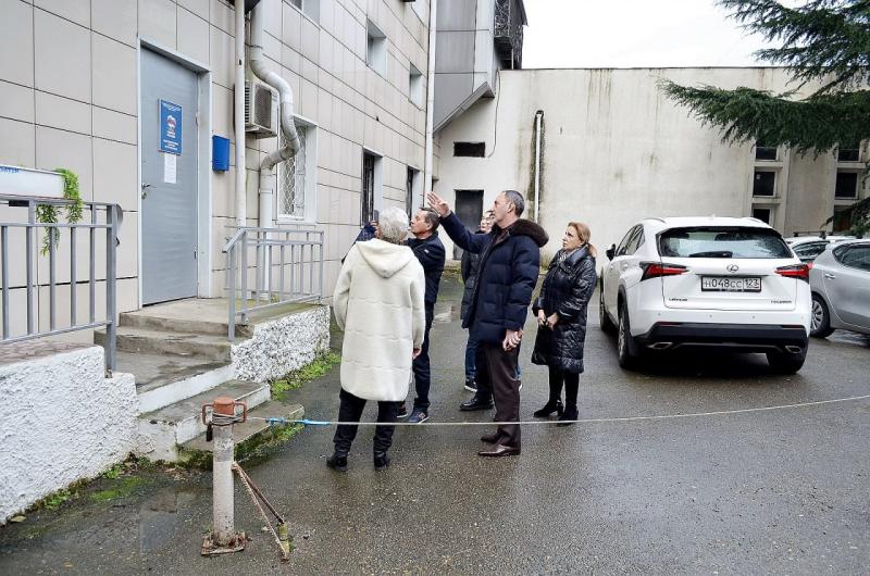 Депутат ЗСК Виктор Тепляков проинспектировал Общественную приёмную Сочинского местного отделения «Единой России»