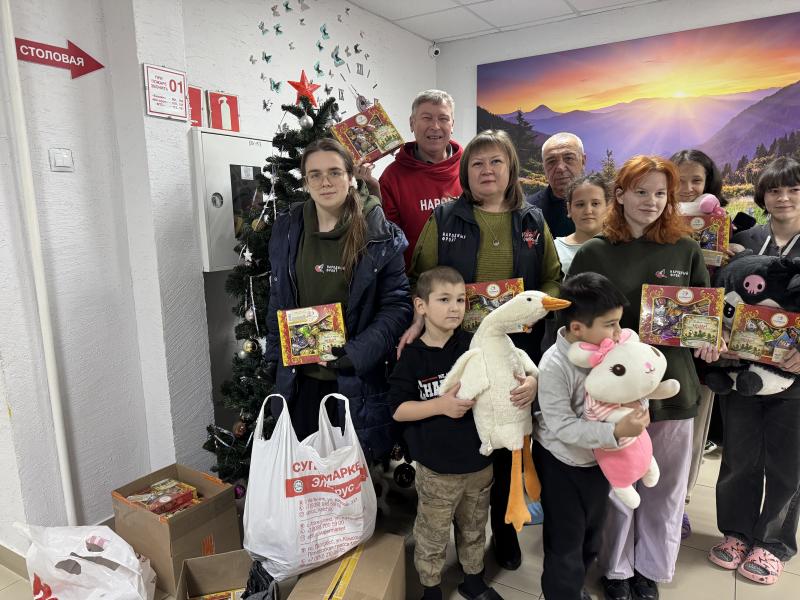 "ОНА ЗНАЕТ, КАКОВО ЭТО – ЖДАТЬ ПОДАРКОВ. ТЕПЕРЬ ОНА ИХ ПРИВОЗИТ": ИСТОРИЯ ВОЛОНТЕРА АНГЕЛИНЫ ГОРЕМЫКИНОЙ СТАЛА СИМВОЛОМ НОВОГОДНЕГО ЧУДА В КАБАРДИНО-БАЛКАРИИ