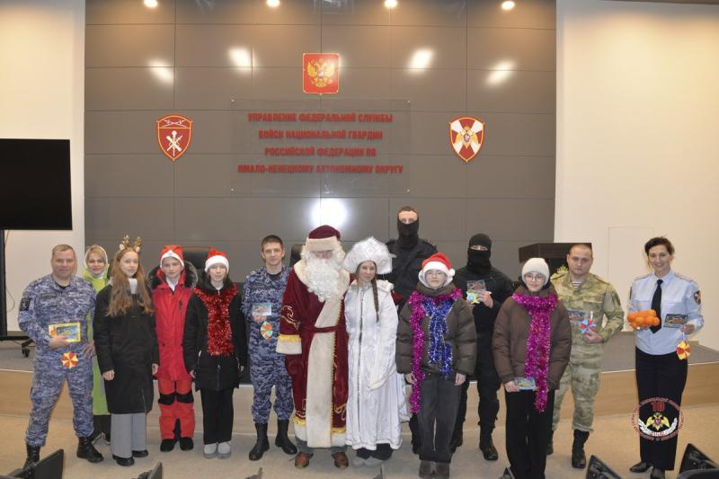 Росгвардейцы на Ямале получили новогодние поздравления от школьников накануне службы в праздничную ночь