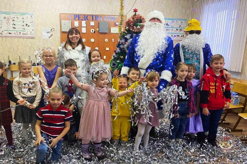 На Ямале росгвардейцы продолжают дарить детям новогоднее чудо в рамках акции «Дед Мороз специального назначения»