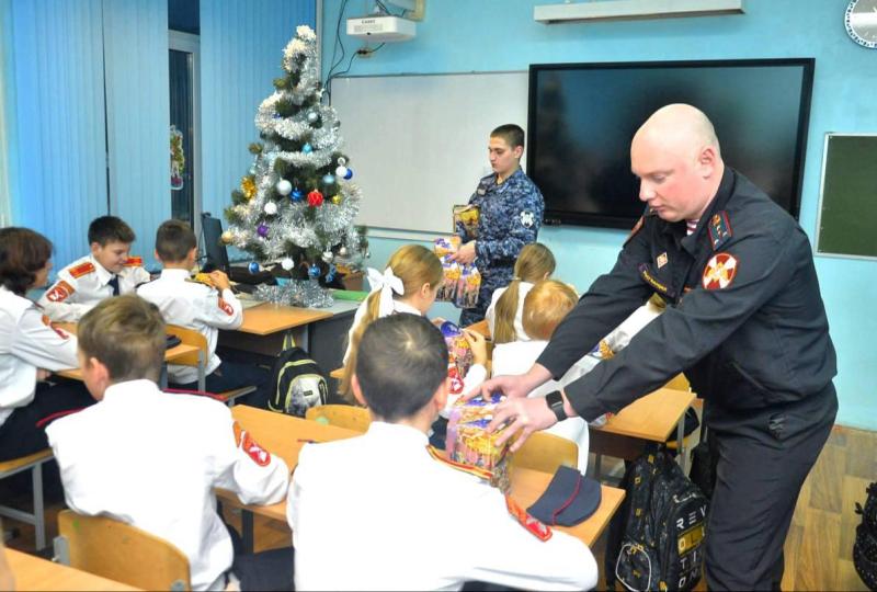 Росгвардейцы провели праздничные мероприятия для кадетов и дошкольников в Подмосковье