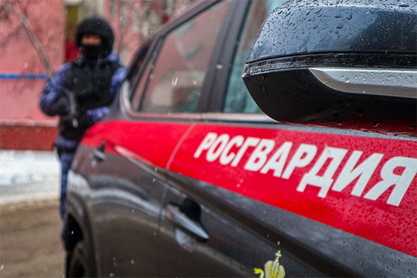 Росгвардейцы задержали мужчину, угрожавшего ножом посетителям торгового центра в Подмосковье