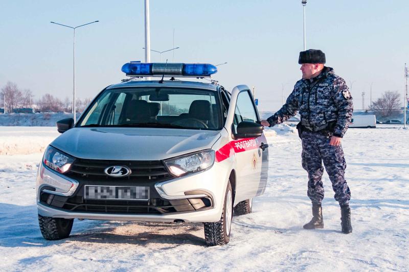 Росгвардейцы помогли жительнице Таштагола с ребенком добраться домой в сложных погодных условиях